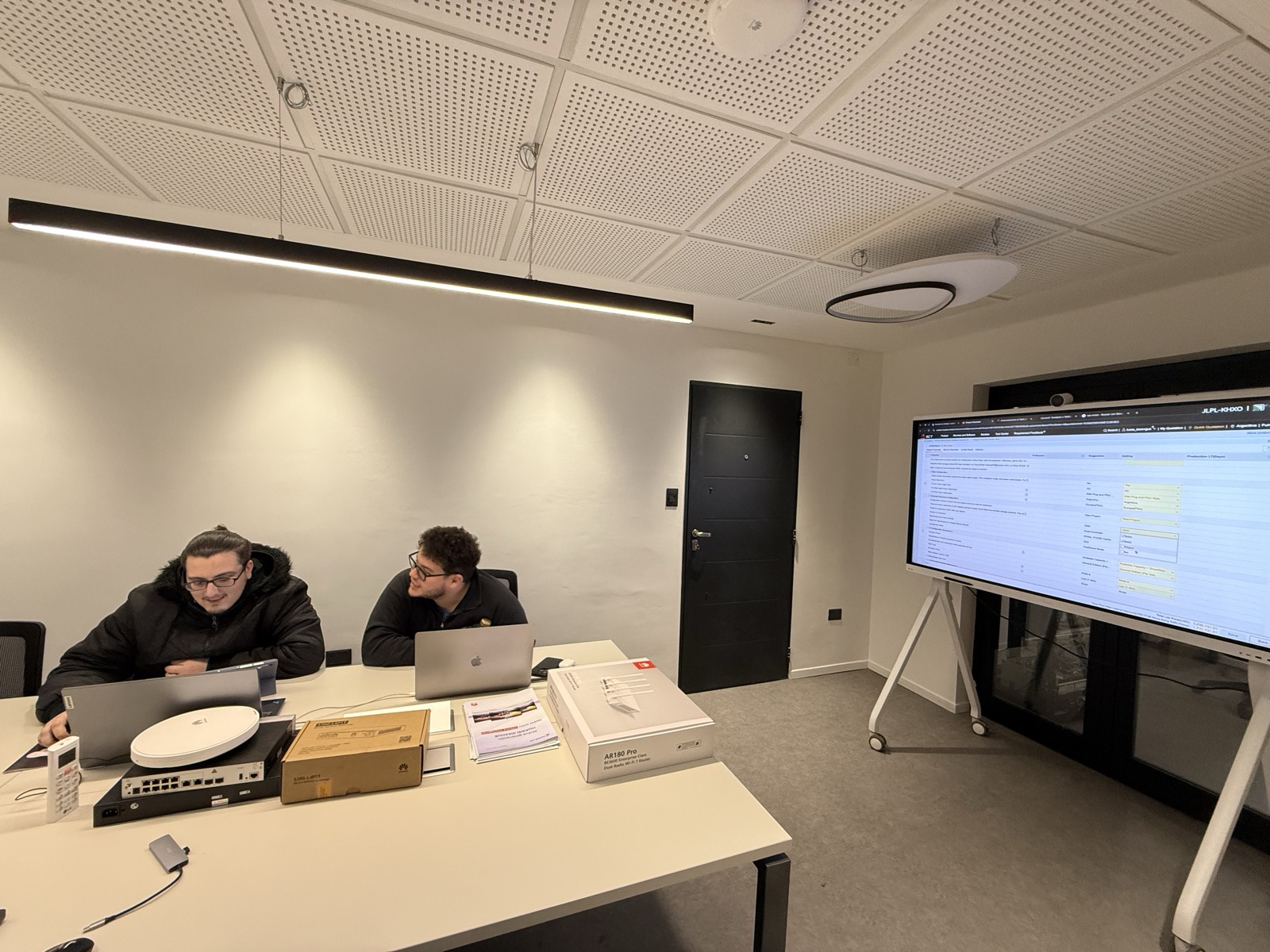 Equipo técnico de TNai trabajando en el laboratorio durante una capacitación.