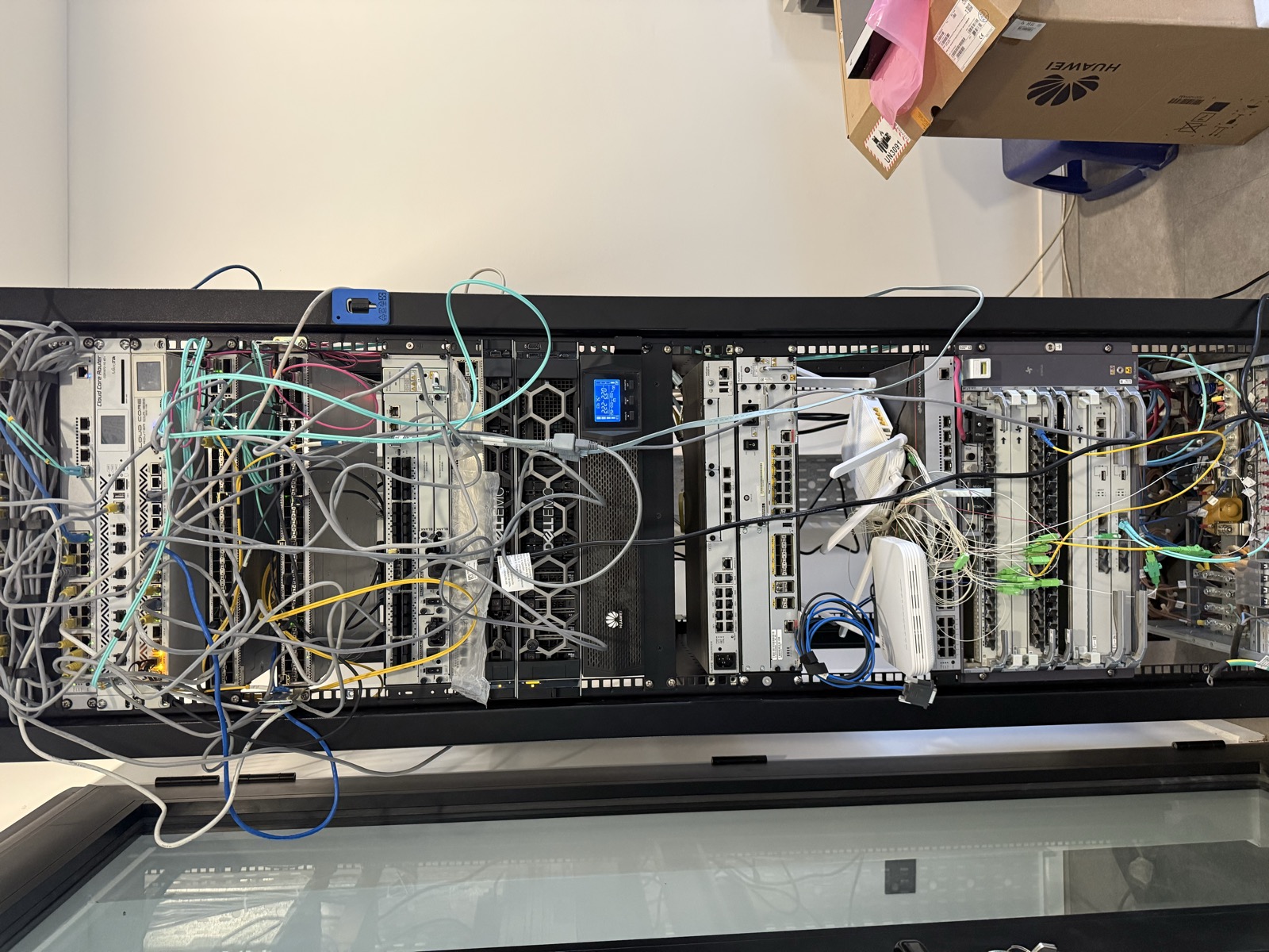 Rack de laboratorio con equipamiento Huawei, Dell y switching en configuración real.