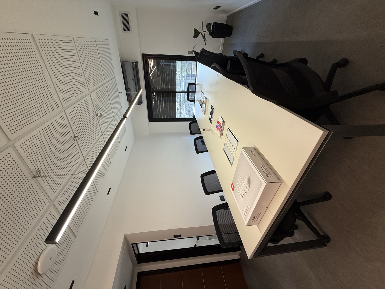 Sala de laboratorio y capacitación de TNai, lista para sesiones con clientes e integradores.