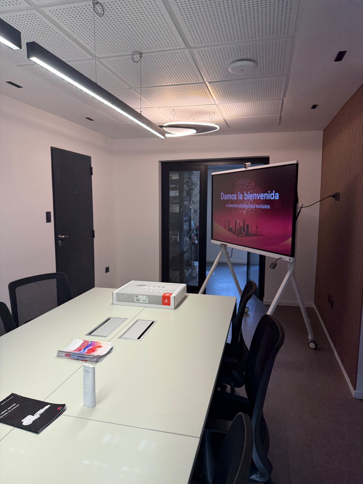 Sala de laboratorio de TNai lista para sesiones de capacitación.
